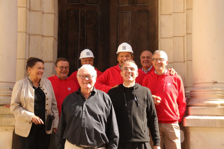 Les Fondateurs de l'Espace Saint-Julien devant le chapelle Saint-Joseph