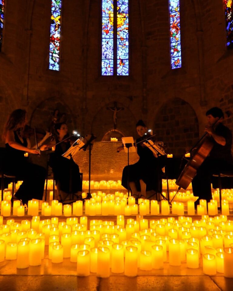 Image de concerts à la bougie dans une église